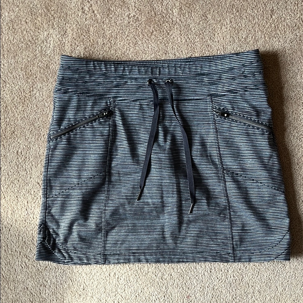 Athleta like new striped 2 in 1 skort, Sz.XS, drawstring waist, front zip pkts.